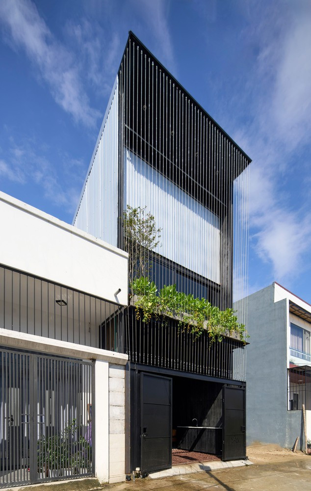 Nằm nép mình cuối một con hẻm nhỏ, ngôi nhà thiết kế tách biệt khỏi sự ồn ào náo nhiệt của thành phố. Ảnh: Khanh Nguyen