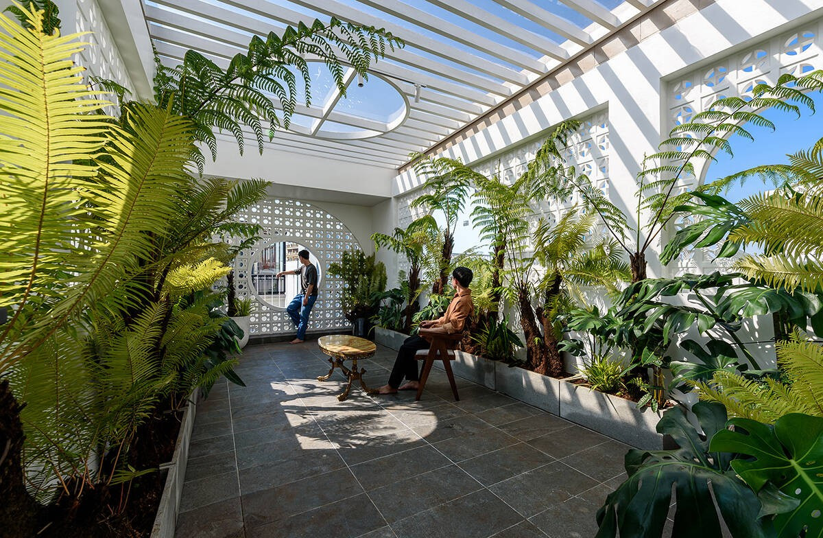 Mảng xanh được đặt trên sân thượng. Ảnh: LonTon Studio