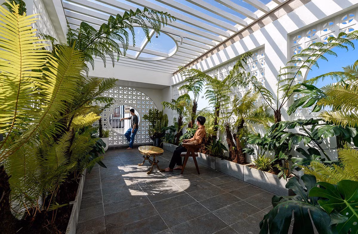 Mảng xanh được đặt trên sân thượng. Ảnh: LonTon Studio