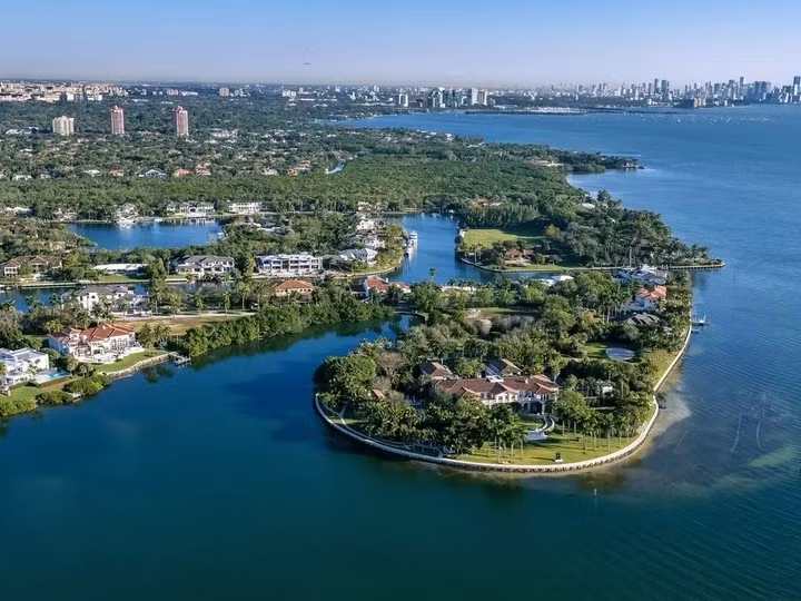 Theo bảng xếp hạng của Zillow, Gables Estates ở Miami được xếp hạng là khu phố đắt đỏ nhất tại Mỹ năm 2024. Nơi đây có 179 lô đất chủ yếu nằm ven sông, diện tích trung bình 5.240 m2. Ảnh: Shutterstock