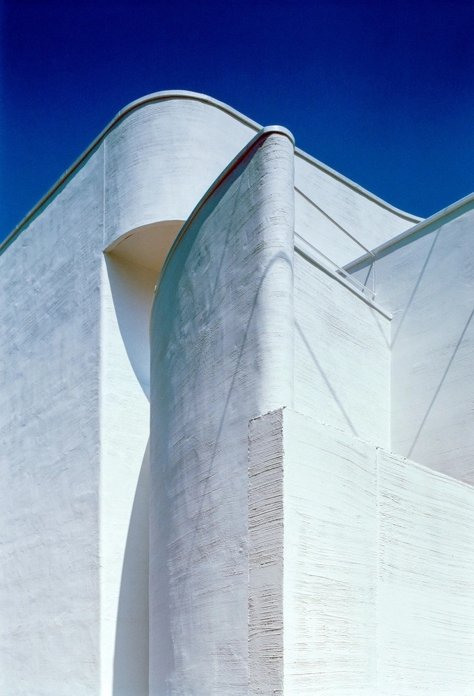 Mặt đứng công trình xây hoàn toàn bằng tường đặc, hoàn thiện bằng lớp vữa trắng. Ảnh: Katsuya Taira（studioREM）