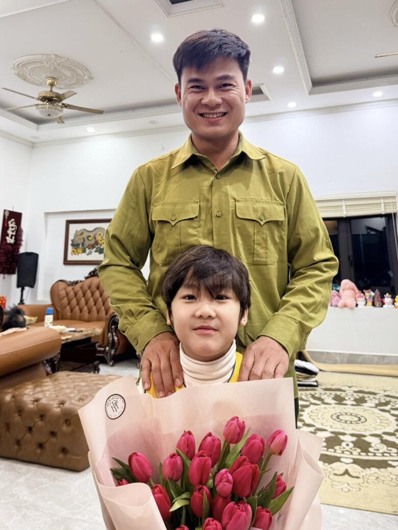 Nội thất trong nhà tối giản với trần thạch cao giật cấp và hệ thống đèn âm trần hiện đại. Ảnh: FBNV