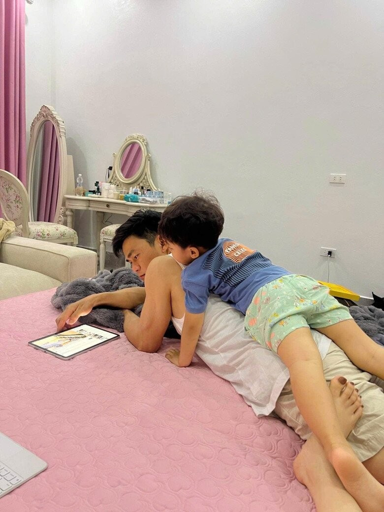 Phút giây thư giãn đời thường của Đại úy Thăng Văn Cương và bé Bo trên chiếc giường êm ái. Ảnh: FBNV