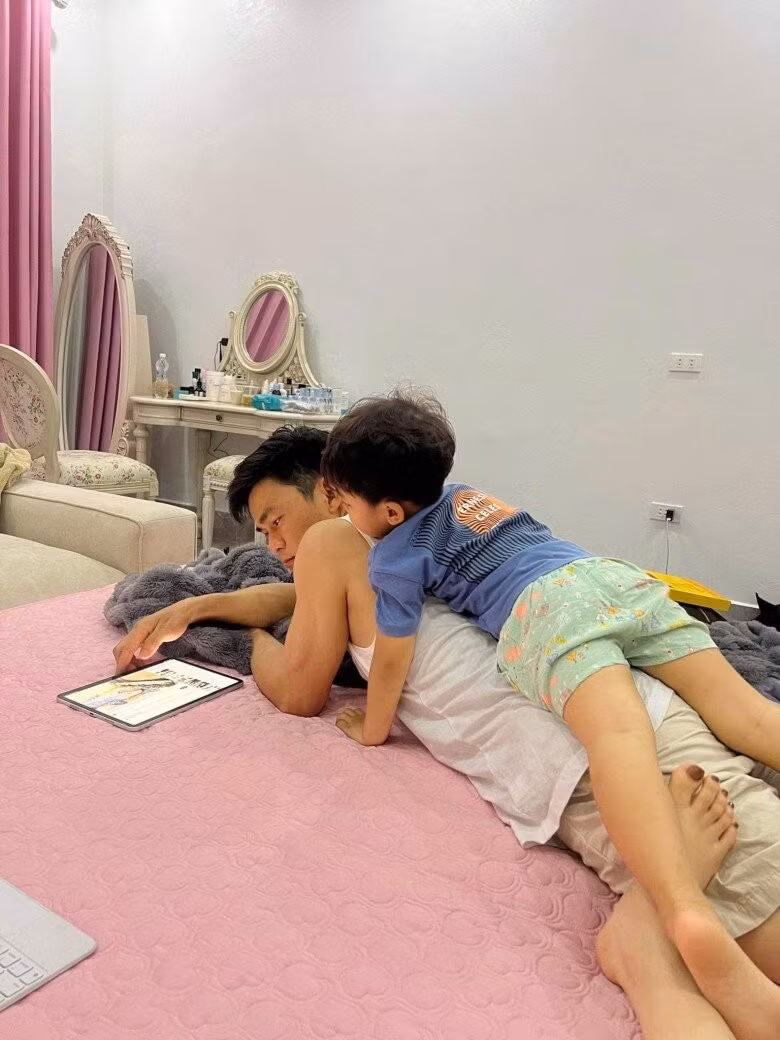 Phút giây thư giãn đời thường của Đại úy Thăng Văn Cương và bé Bo trên chiếc giường êm ái. Ảnh: FBNV