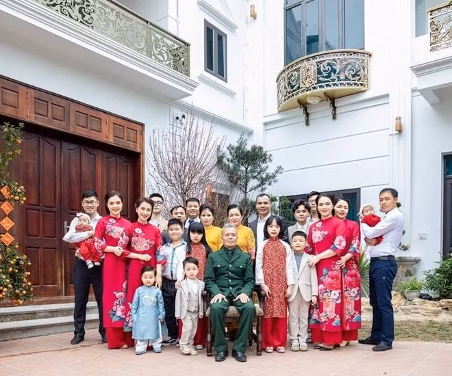 Bên cạnh sự nghiệp, Hòa Minzy còn khiến nhiều người xuýt xoa khi xây dựng cơ ngơi bề thế tại quê nhà Bắc Ninh để báo hiếu cha mẹ. Ảnh: FBNV