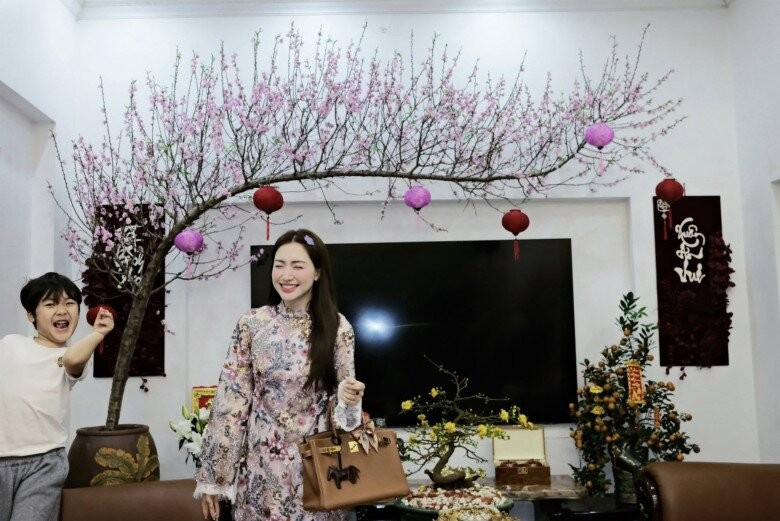 Ngoài cành đào, phòng khách còn bài trí nhiều cây cảnh đón xuân khác. Ảnh: FBNV