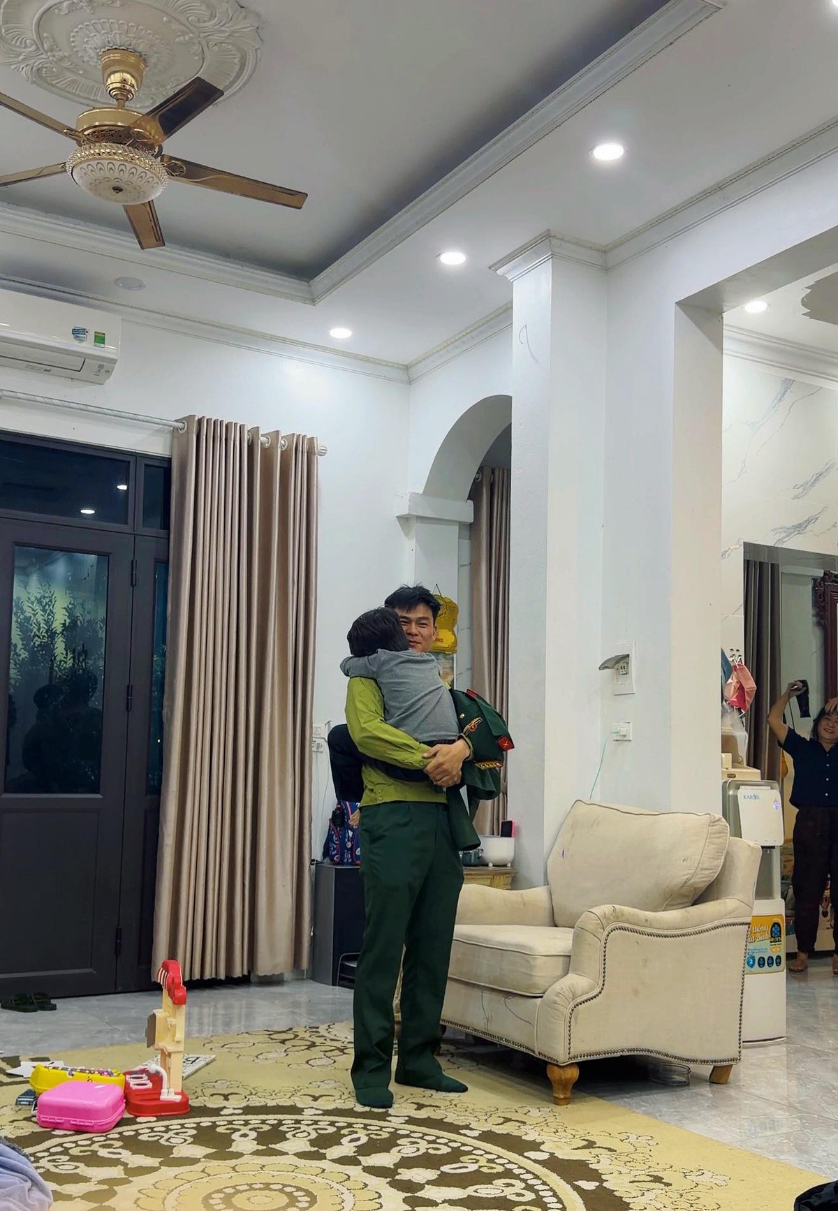 Đây cũng là chốn đi về ấm cúng, nơi Đại úy Thăng Văn Cương cùng gia đình dành trọn thời gian bên bé Bo. Ảnh: FBNV