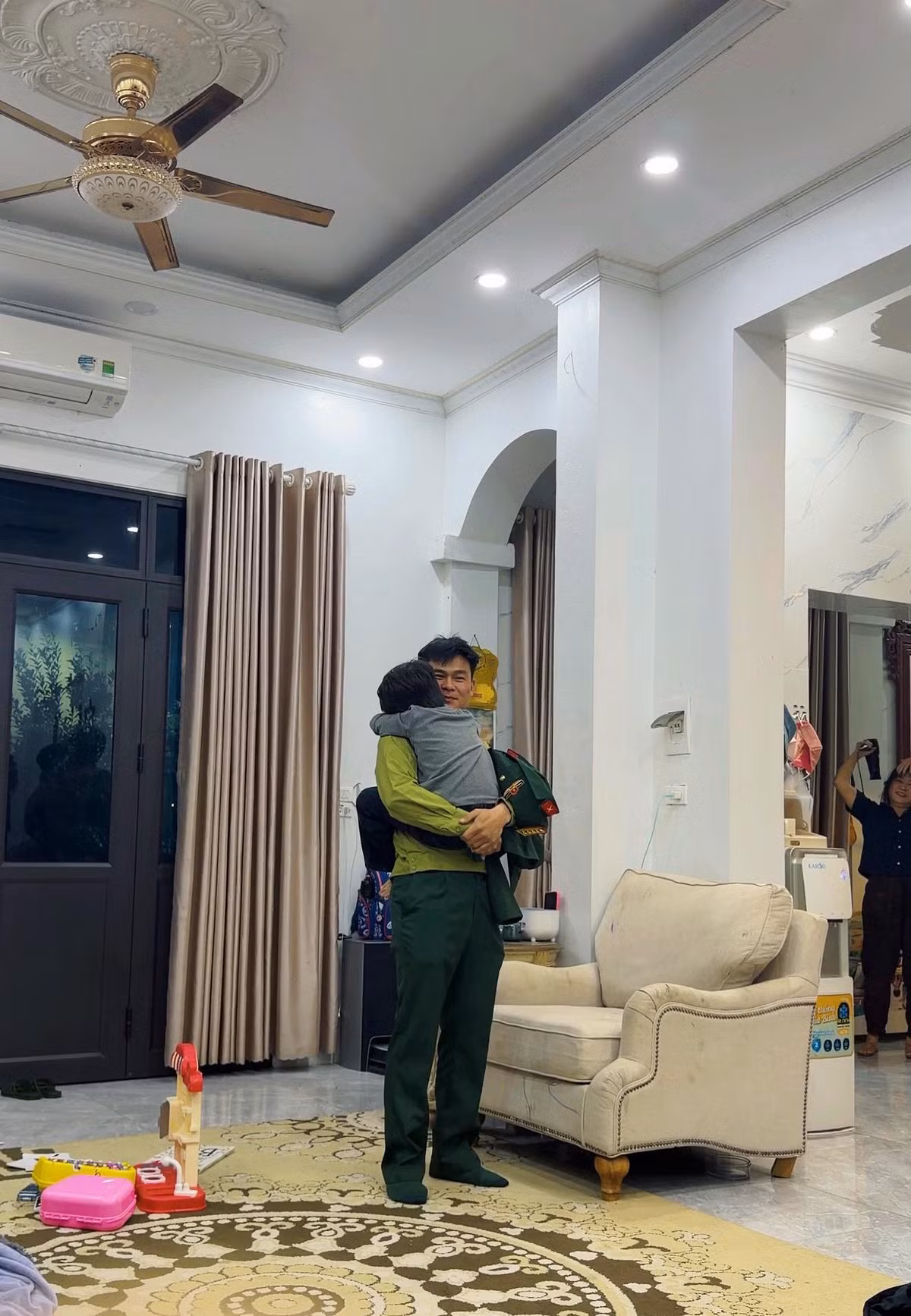 Đây cũng là chốn đi về ấm cúng, nơi Đại úy Thăng Văn Cương cùng gia đình dành trọn thời gian bên bé Bo. Ảnh: FBNV