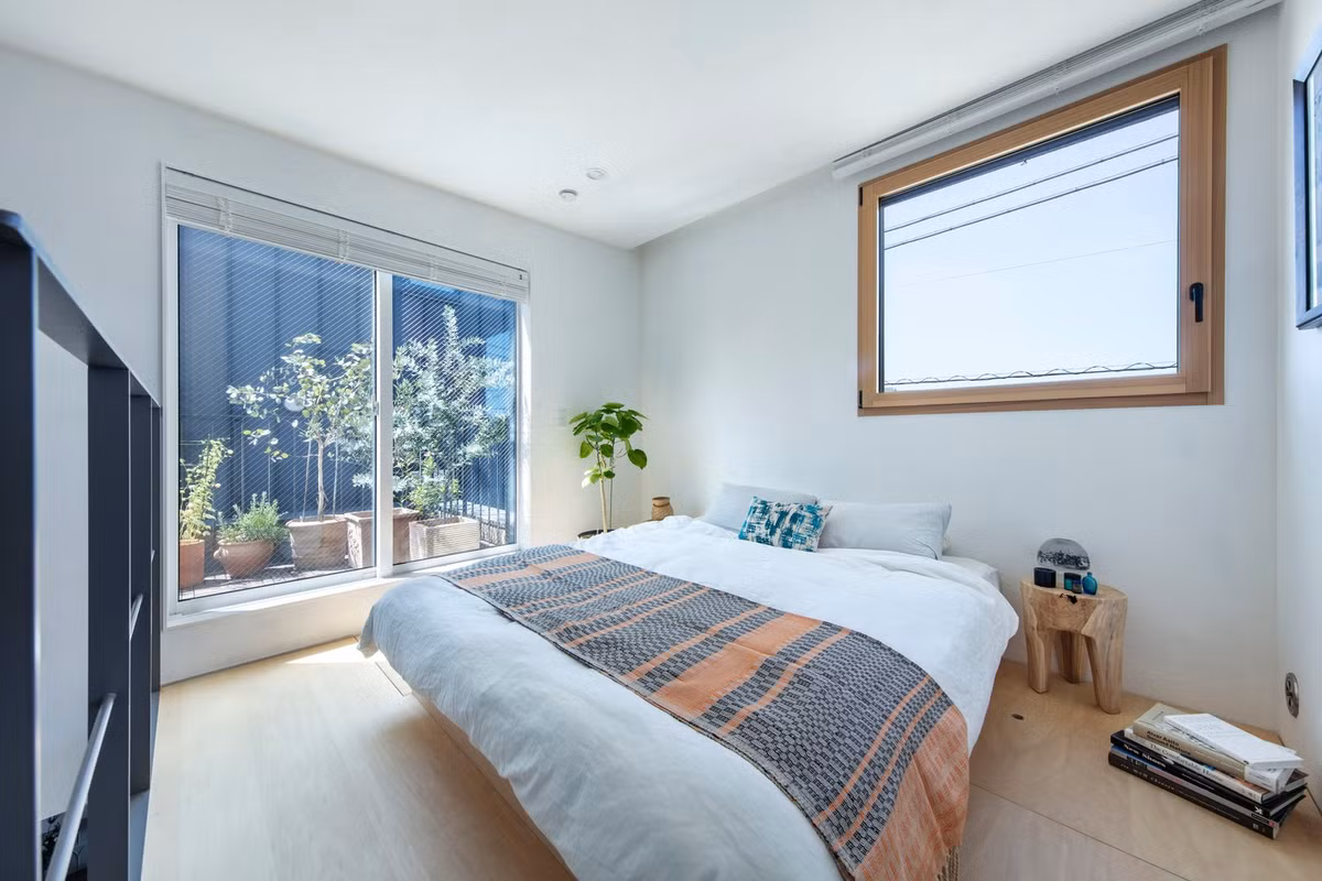 Phòng ngủ ngập ánh sáng. Ảnh: Kenta Hasegawa