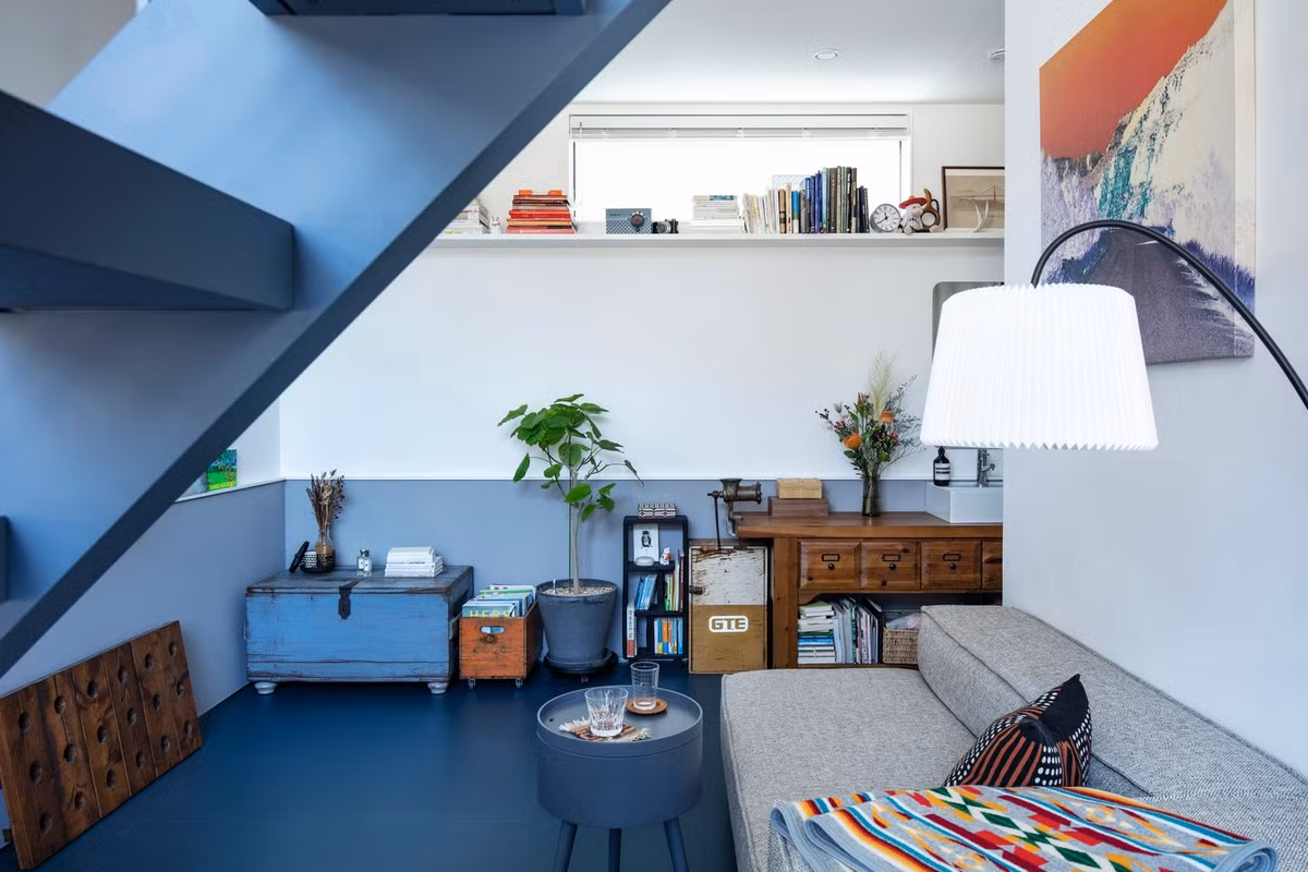 Phòng khách ở tầng 1 rộng rãi, sáng sủa. Ảnh: Kenta Hasegawa