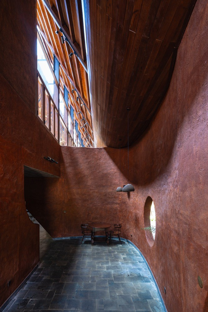 Sự chuyển động qua các lớp này hé lộ chuỗi các yếu tố được dàn dựng tỉ mỉ, bao gồm sự thoáng đãng và khép kín, ánh sáng và bóng tối. Ảnh: Trieu Chien