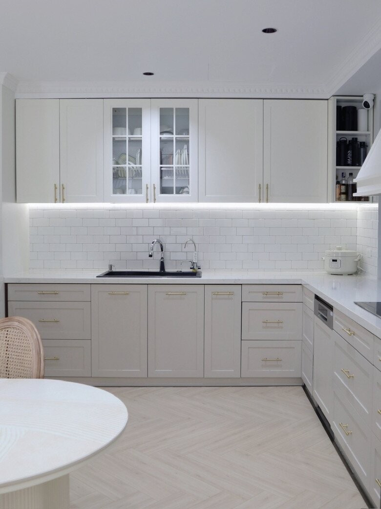 Sau cải tạo, căn bếp trông rộng rãi và sáng sủa hơn nhiều. Ảnh: FBNV