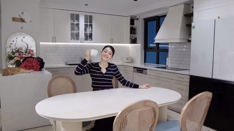 Bàn ăn thay bằng bàn màu trắng cho hài hòa với tổng thể ngôi nhà. Ảnh: FBNV