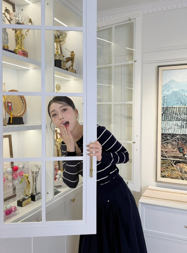 Ngoài sơn tường, vợ chồng Bình An thay mới toàn bộ hệ tủ với gam màu trắng để đồng bộ với tổng thể căn hộ. Ảnh: FBNV