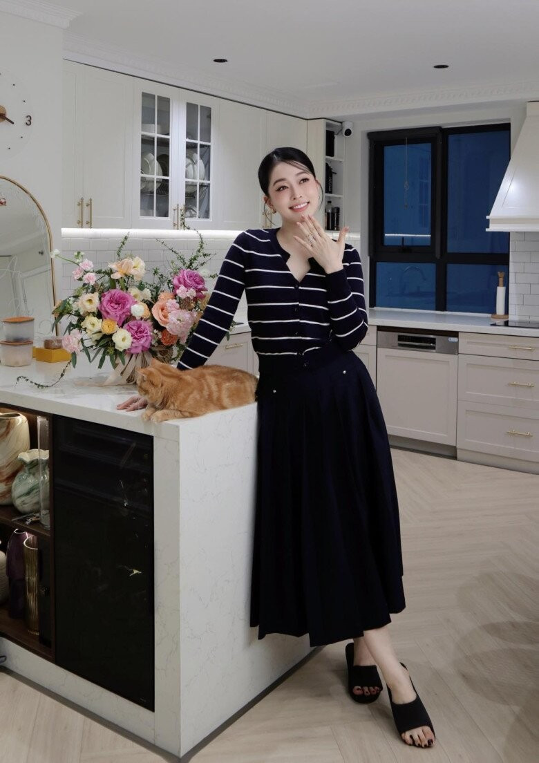 Trên bàn đảo nhỏ, Phương Nga decor bằng và bình hoa để không gian nhà thêm sinh động. Ảnh: FBNV