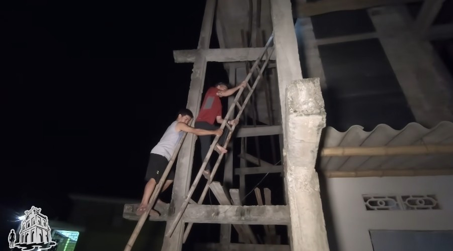 Trước đó, người nhà của ông Cường cho biết, dù một số người khuyên nên hoàn thiện tiếp nhưng do gia đình không có đủ kinh phí và sợ không đảm bảo an toàn đến căn nhà cấp 4 bên cạnh nên cũng mong muốn phá bỏ công trình này. Ảnh: Challenge me hãy thách thức tôi