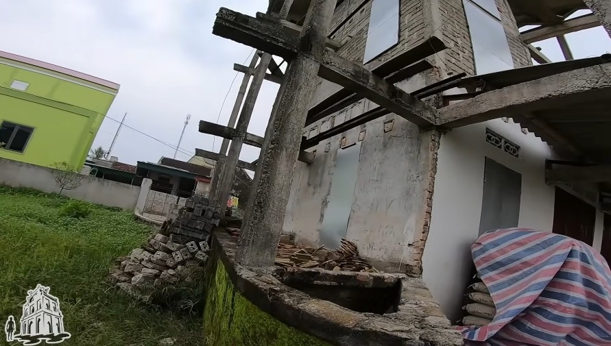 Xung quanh ngôi nhà đều dở dang, chục năm trời không hoàn thiện do chủ nhà không có kinh phí và "xây trộm" trong đêm. Ảnh: Challenge me hãy thách thức tôi