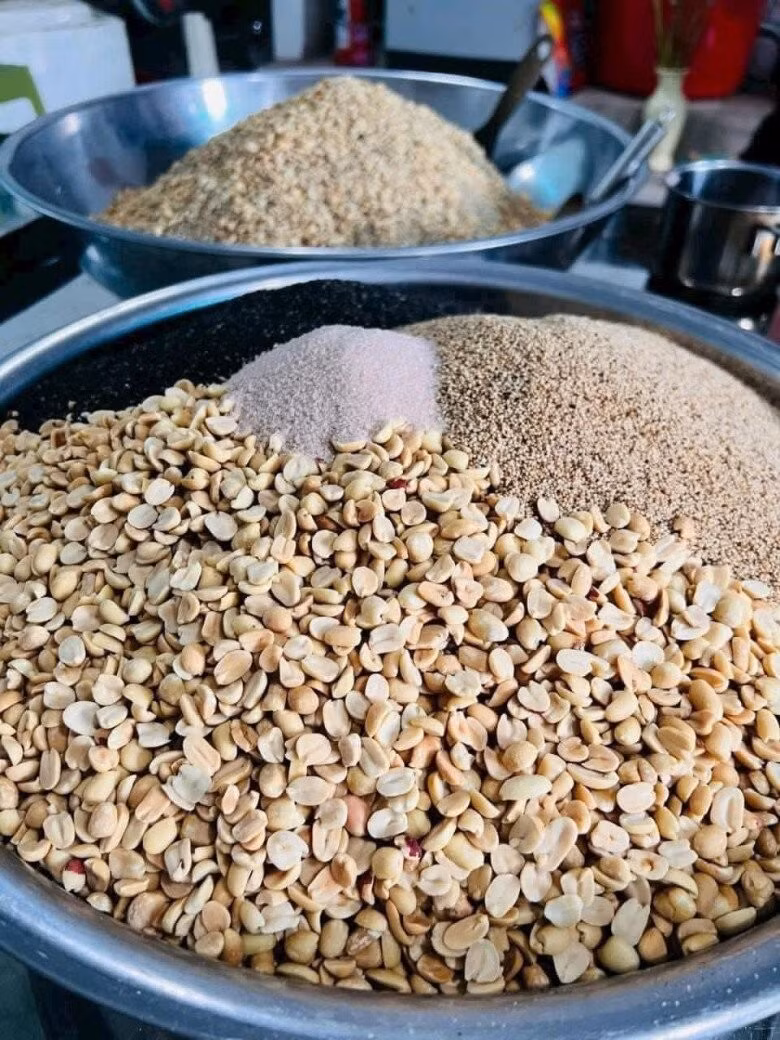 Muối vừng "nâng cấp" được kết hợp nhiều loại hạt giàu dinh dưỡng như hạt điều, hạt mắc ca, hạt óc chó, mè đen...Ảnh: Facebook