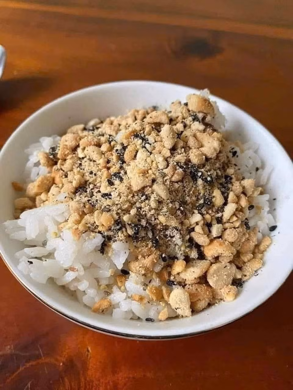 Ngoài nhóm khách hàng trẻ bận rộn, muối vừng còn được người lớn tuổi ưa chuộng vì dễ ăn và giàu năng lượng. Ảnh: Facebook