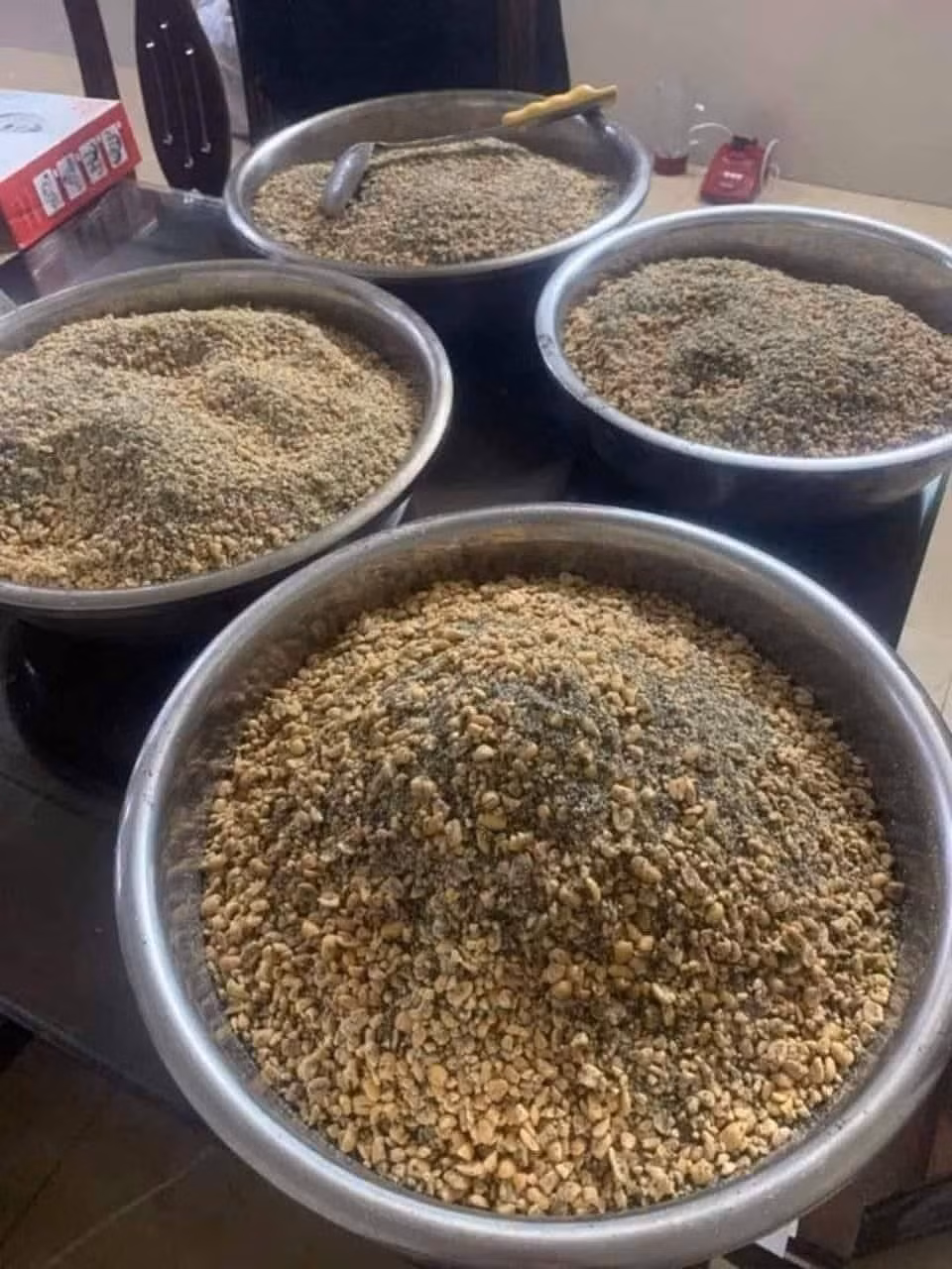 Theo người bán, nhu cầu muối vừng tăng mạnh vào mùa đông. Thời điểm này, người tiêu dùng ưu tiên các món ăn nhanh, ấm nóng...Ảnh: Facebook