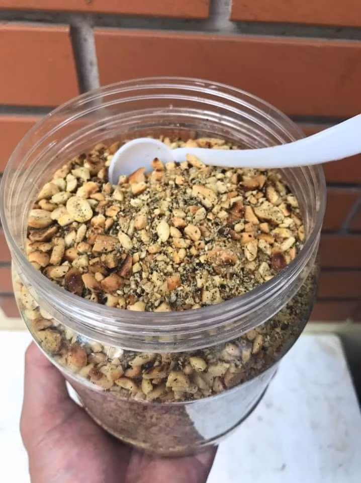 Nếu như muối vừng truyền thống chỉ có vừng trắng hoặc vừng đen rang vàng kết hợp lạc giã dập, thì nay muối vừng có nhiều biến thể mới. Ảnh: Facebook