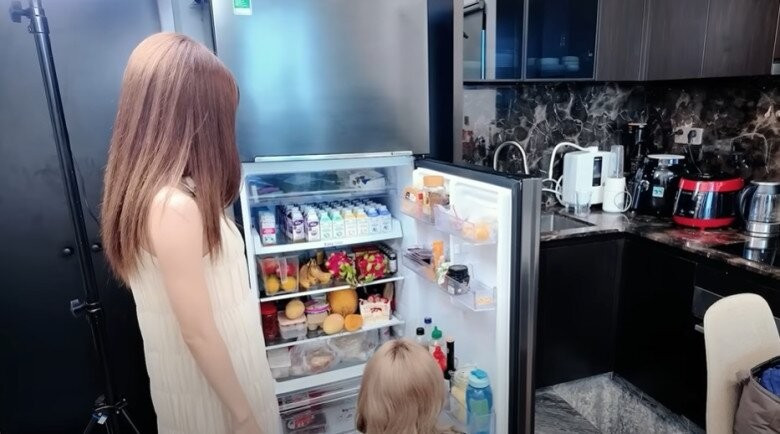 Thường xuyên nấu ăn tại nhà nên khu bếp của Thiều Bảo Trâm có nhiều đồ dùng và thiết bị phục vụ nhu cầu ăn uống và "lối sống gymer". Ảnh: Youtube Misthy TV