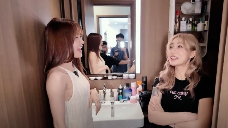 Phòng tắm ngăn nắp, gương đèn led, kệ mỹ phẩm và nước hoa bài trí hợp lý. Ảnh: Youtube Misthy TV &gt;&gt;&gt; Mời độc giả xem video: Nhà 25m2 - cơ hội cho nhiều người. Nguồn: VTV24