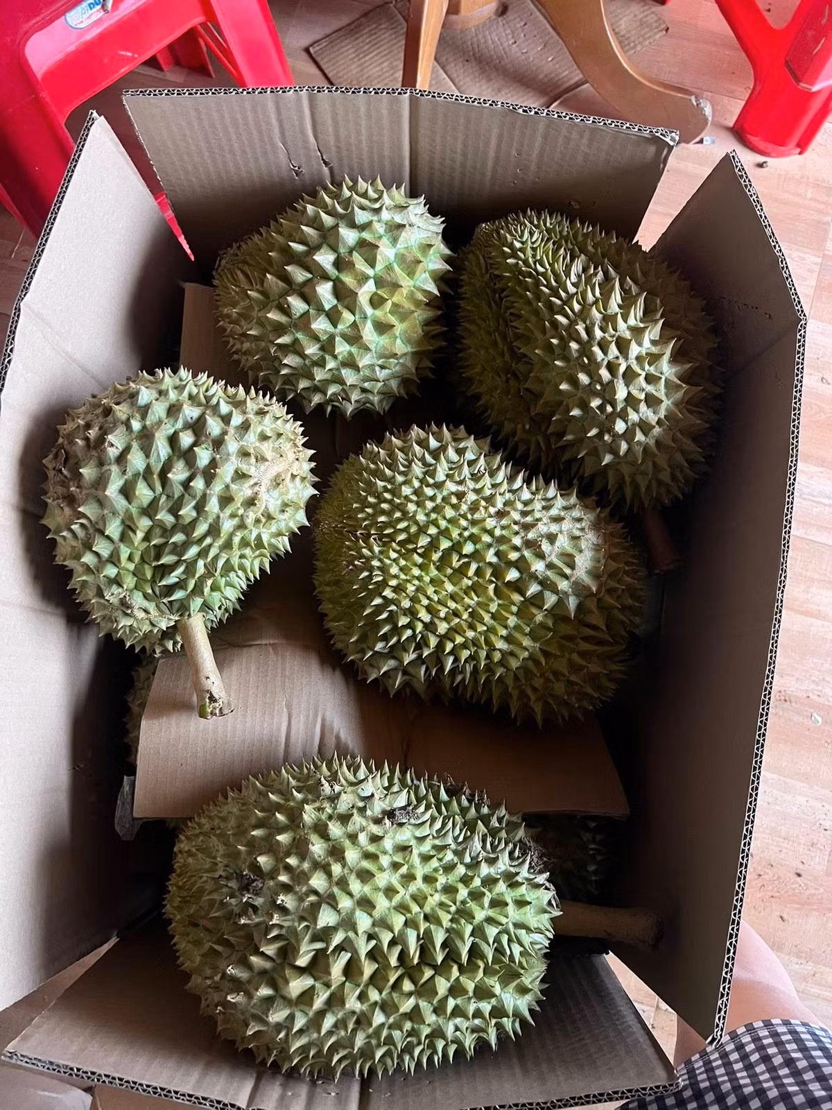 Nếu mua cả thùng mức giá chỉ còn 35.000 đồng. Chị Giang tự tay chọn được quả ngon nên chất lượng không đến nỗi tệ. Ảnh: FB Trần Trang Thanh