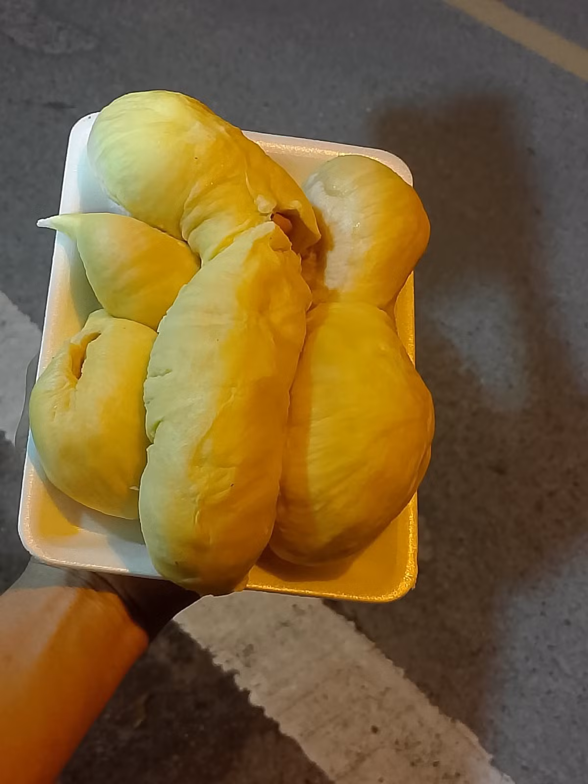 Chị Luyến (Hà Nội) cho biết, năm nay giá sầu riêng rẻ nên chị tranh thủ mua nhiều, bóc lấy cơm, cất tủ đông ăn dần. Ảnh: FB Trần Liên