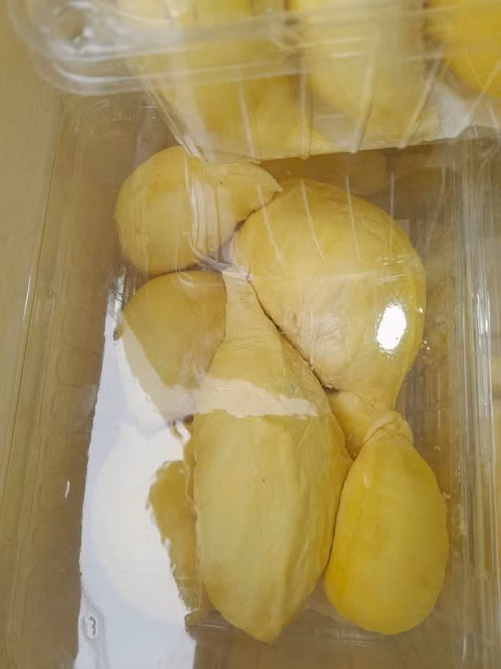 Trong khi đó, chị Xuân (ở phường Vĩnh Tuy, Hà Nội) cho rằng, mua sầu riêng giá rẻ cũng tùy quả. Có lúc, chị Xuân mua phải quả vừa sượng vừa nhạt, nhưng có lần cơm vàng và ngọt lịm, béo ngậy. Ảnh: FB Hoàng Đàm