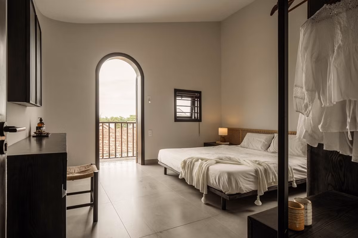 Phòng ngủ được bố trí ở tầng trên, đảm bảo sự riêng tư. Ảnh: Nguyen Dang Hieu