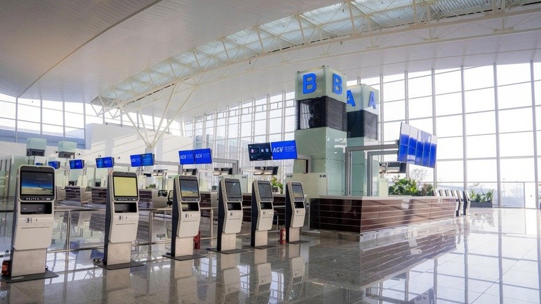 Các dịch vụ tự động như kiosk tự làm thủ tục, cổng kiểm soát tự động (autogate) giúp hành khách chủ động hơn trong quá trình di chuyển. Ảnh: Noibaiairport