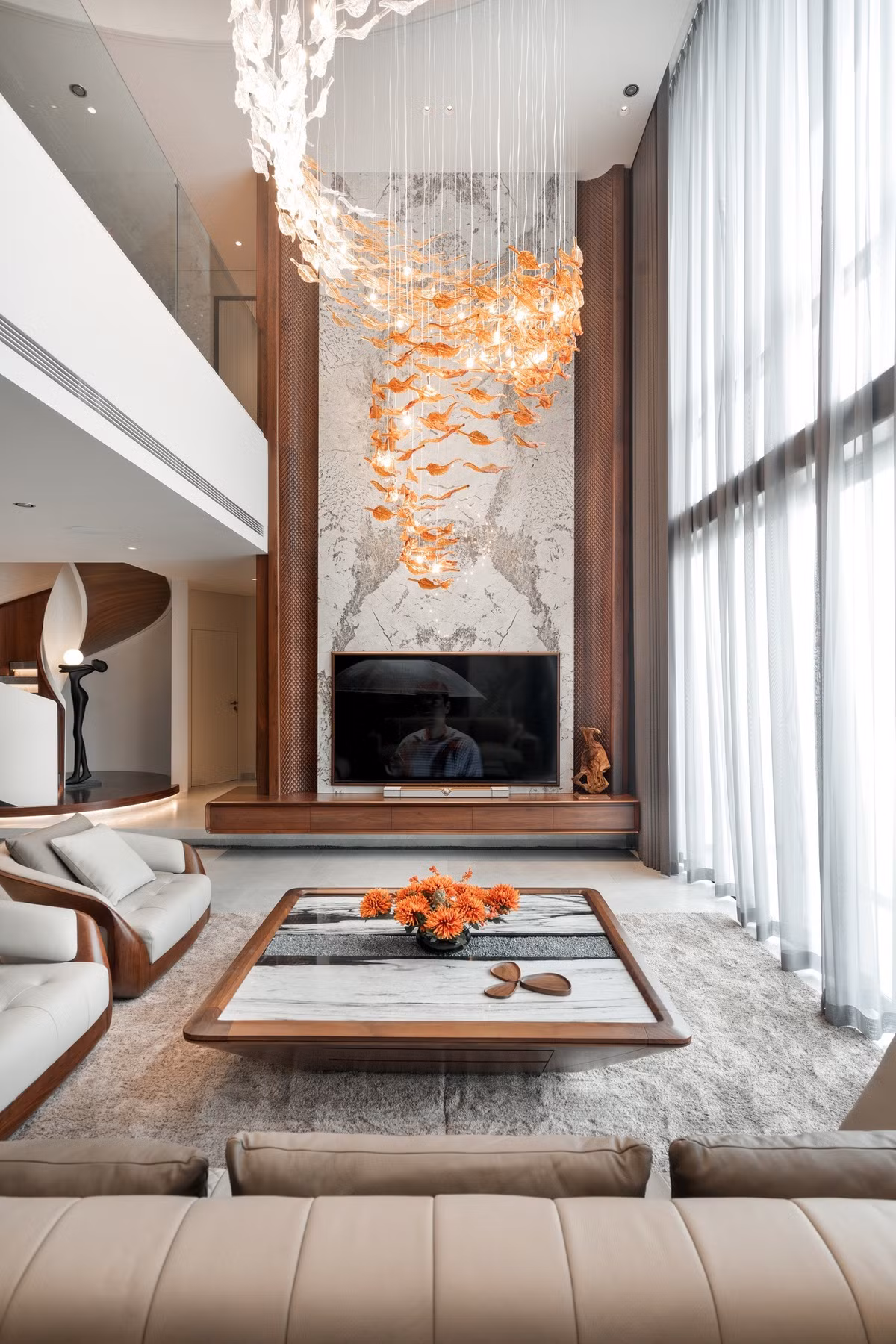 Phòng khách thông tầng kết nối liền mạch với bếp – tạo nên một không gian vừa bề thế, vừa ấm cúng. Ảnh: NhaTo