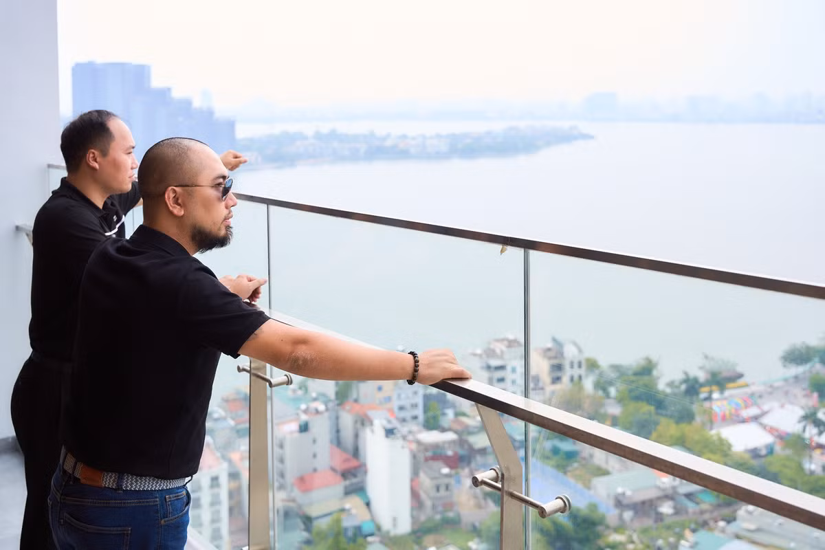 Nằm trên tầng cao nhất của tòa nhà, căn penthouse sở hữu view ngắm trọn Hồ Tây. Ảnh: NhaTo