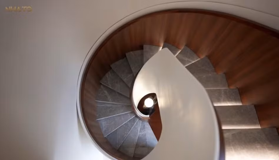 Cầu thang xoắn tạo điểm nhấn cho căn hộ. Ảnh chụp màn hình NhaTo