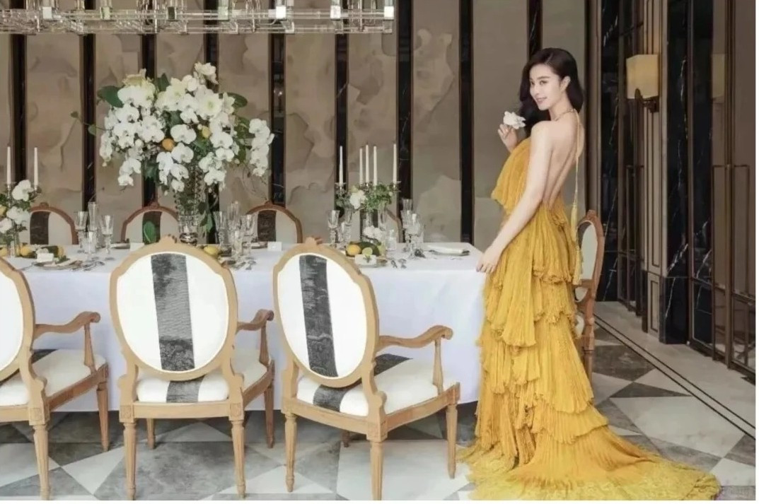 Những chi tiết kim loại ánh vàng lấp lánh tạo nên một sự tương phản vừa đủ: vừa có nét thâm trầm của phương Đông, vừa có sự sang trọng, đắt giá của phong cách đương đại. Ảnh: Weibo