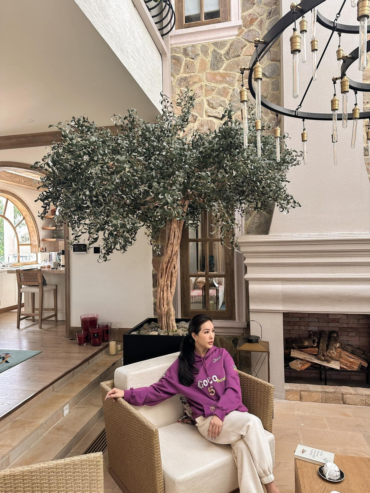 Bên trong biệt thự được trang trí theo phong cách Châu Âu.Ảnh: FBNV