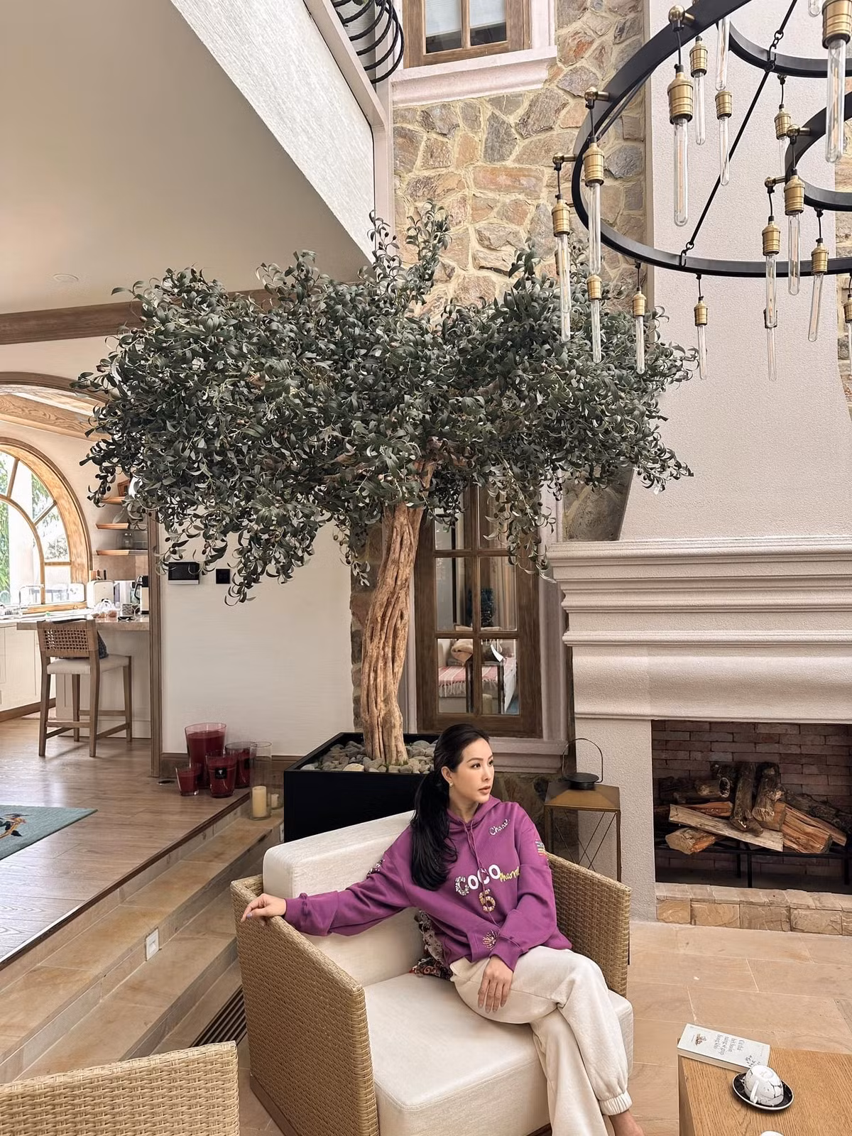 Bên trong biệt thự được trang trí theo phong cách Châu Âu.Ảnh: FBNV