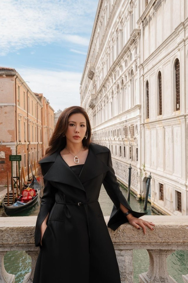 Thu Hoài sinh năm 1976, đăng quang Hoa hậu Phu nhân người Việt Toàn cầu 2012 tại Mỹ. Hoa hậu Thu Hoài hiện điều hành chuỗi nhà hàng và hệ thống chăm sóc sắc đẹp có tiếng. Ảnh: FBNV