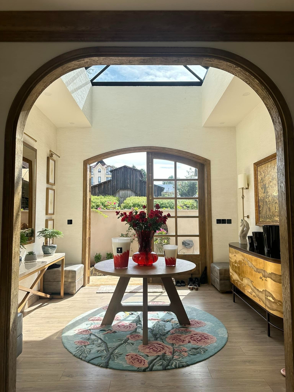 Nhà thiết kế mở, nhiều cửa kính đón ánh sáng tự nhiên. Ảnh: FBNV