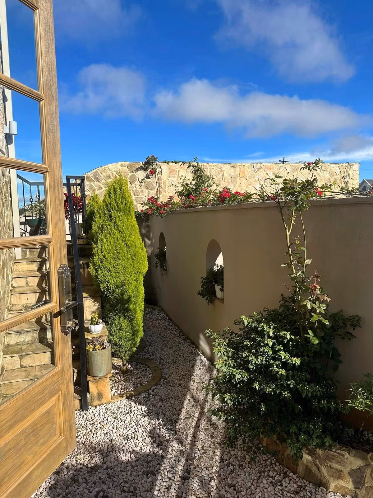 Bên ngoài biệt thự có không gian sân vườn trồng cây cảnh và hoa. Ảnh: FBNV