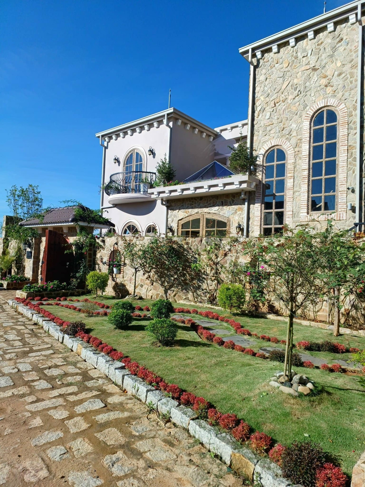 Dinh thự nằm trên một ngọn đồi vắng, sở hữu tầm nhìn thoáng rộng. Ảnh: FBNV