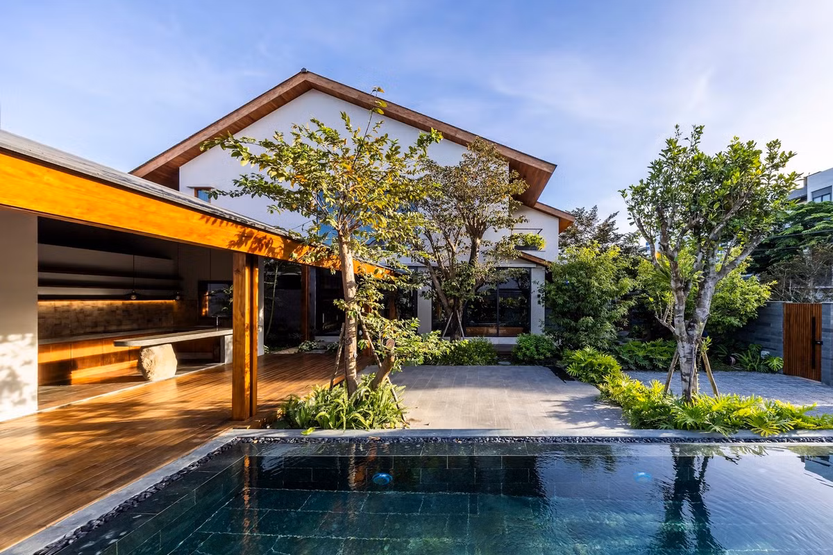 Với tỷ lệ xây dựng 47%, không gian sống được bao quanh bởi nhiều khu vườn có hồ bơi, ao cá, vườn cây ăn quả và vườn rau. Ảnh: Hiroyuki OKI