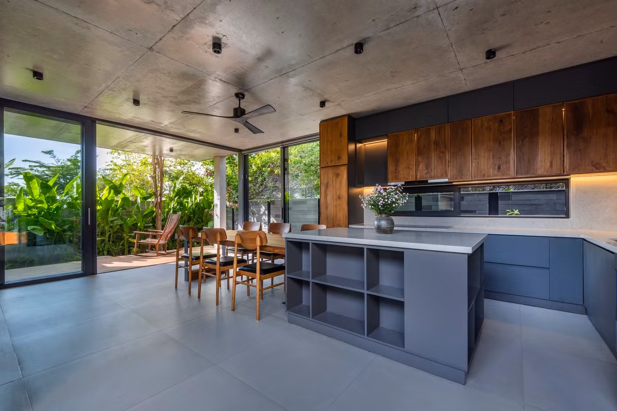Ngôi nhà nghỉ dưỡng bao gồm 2 phòng ngủ dành cho khách và một nhà bếp ngoài trời bên cạnh hiên lớn được kết nối trực tiếp với hồ bơi và khu vườn. Ảnh: Hiroyuki OKI