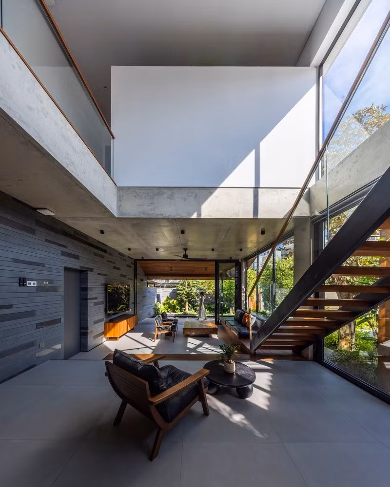 Trong ngôi nhà chính, phòng khách, bếp và khu vực đọc sách ở tầng 1 tạo ra không gian mở hình chữ Z kết nối sân trước và sân sau. Ảnh: Hiroyuki OKI