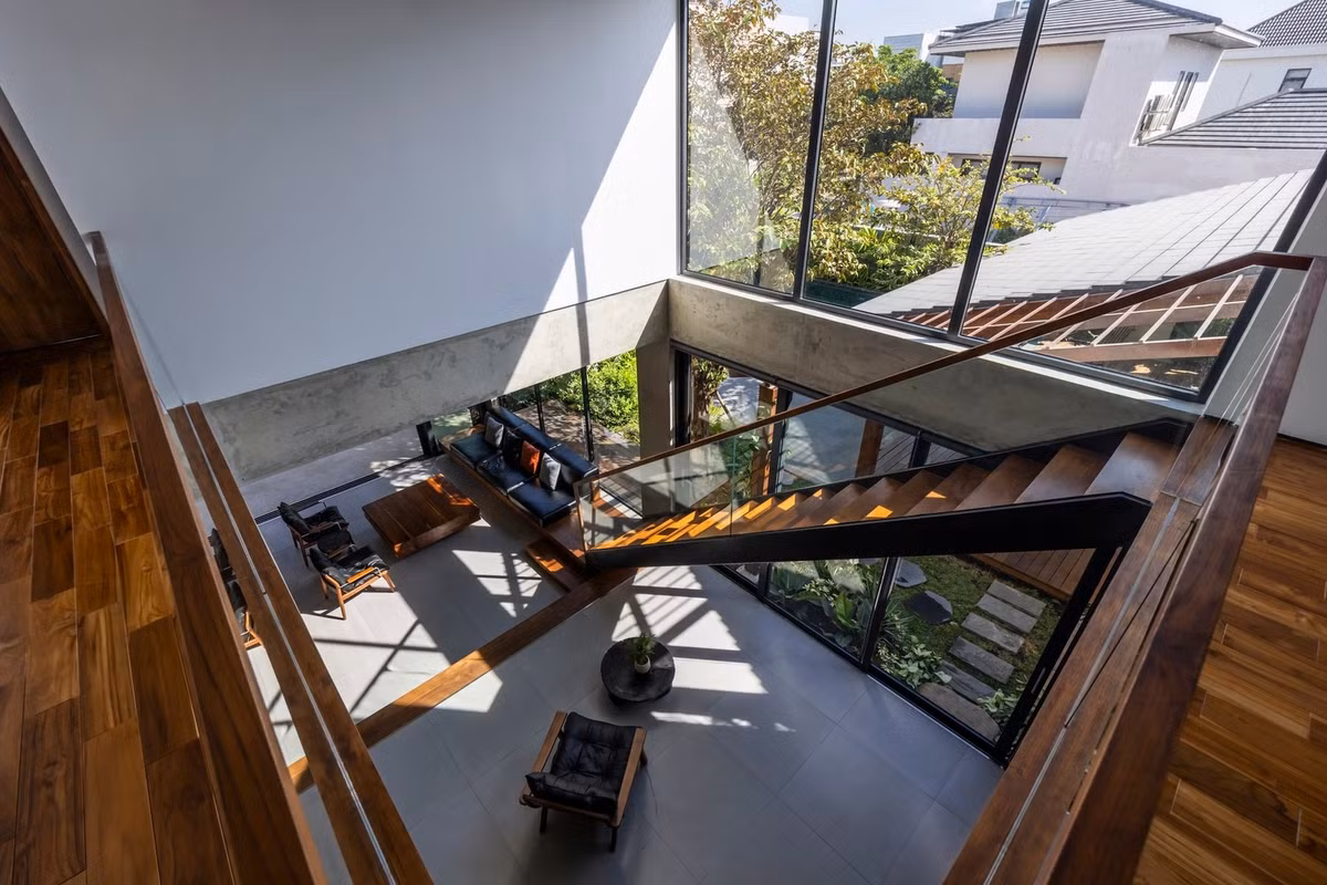 Tầng 2 và tầng 1 được kết nối bằng khoảng trống lớn ở giữa nhà, kết nối tầm nhìn và thông gió tự nhiên. Ảnh: Hiroyuki OKI