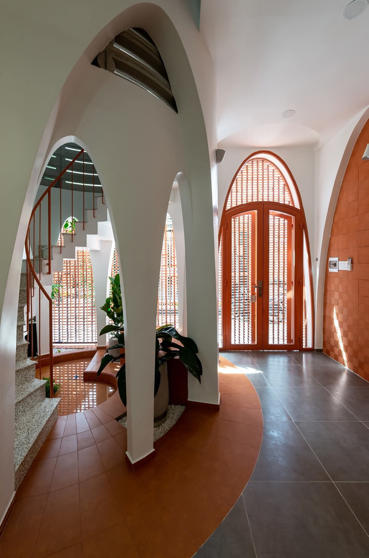 Lõi gió phía trước kết hợp cùng giếng trời nhỏ phía sau tạo sự thông thoáng hai chiều, đua ánh sáng và gió tự nhiên len lỏi khắp các phòng. Ảnh: Lon ton studio