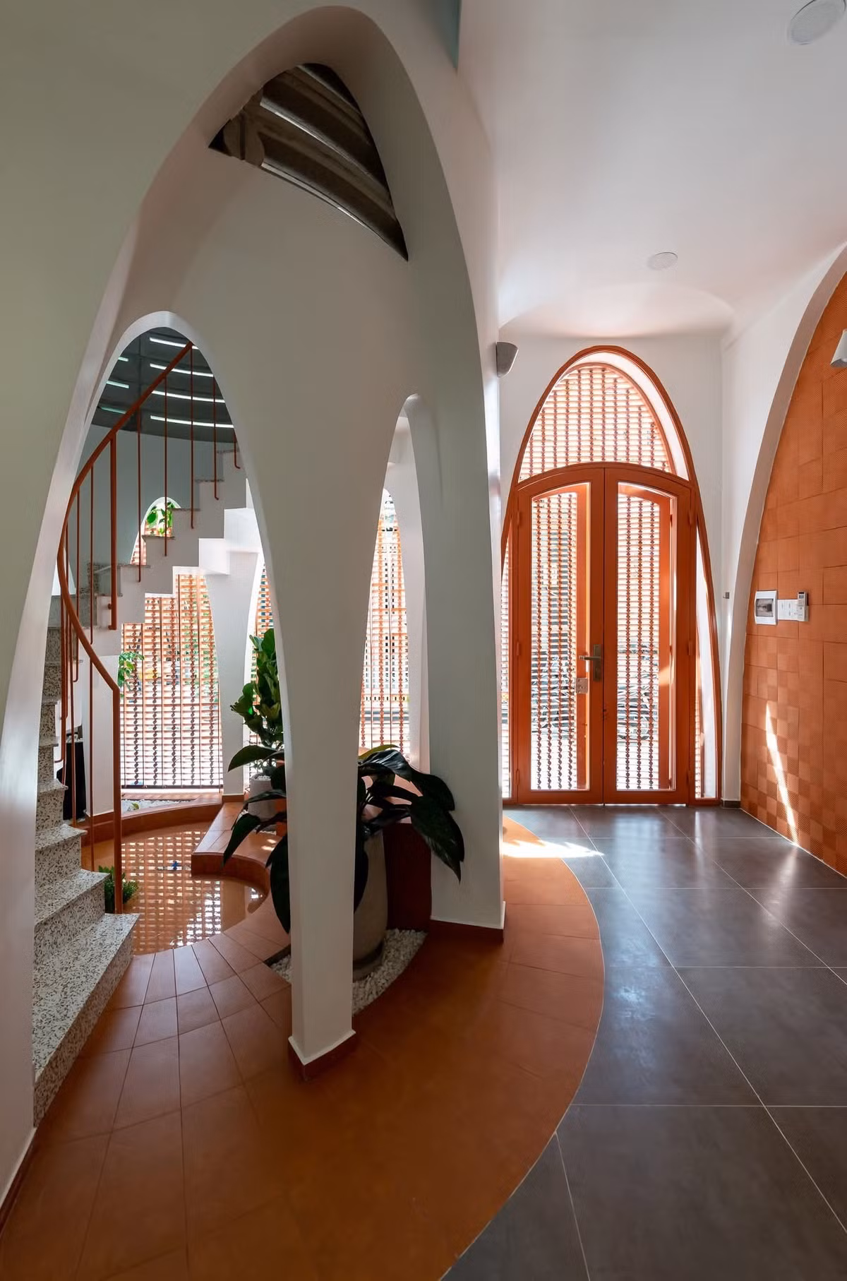 Lõi gió phía trước kết hợp cùng giếng trời nhỏ phía sau tạo sự thông thoáng hai chiều, đua ánh sáng và gió tự nhiên len lỏi khắp các phòng. Ảnh: Lon ton studio