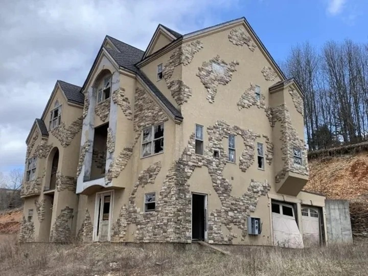 View - Bên trong khu nghỉ dưỡng hơn 42.000 tỷ đồng bị bỏ hoang cả thập kỷ | Báo Tri thức và Cuộc sống - TIN TỨC PHỔ BIẾN KIẾN THỨC 24H