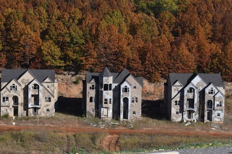 Nơi từng được quy hoạch là một cộng đồng thịnh vượng và xa hoa giờ đây giống như một thị trấn ma ám ảnh. Ảnh: Abandonedmo